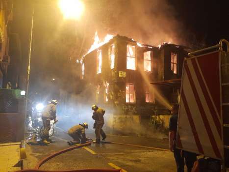 İstanbul'da İki Katlı Ahşap Bina Kısa Sürede Kül Oldu