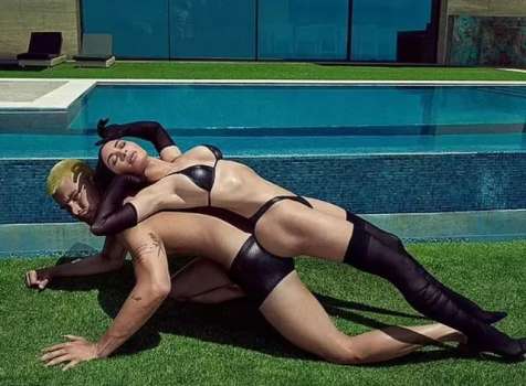 Kim Kardashian Erkek Modelin Üstünde Poz Verdi!