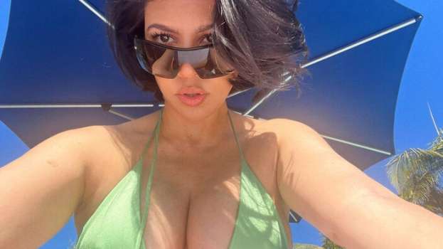 Kourtney Kardashian Karnı Burnunda Poz Paylaştı!