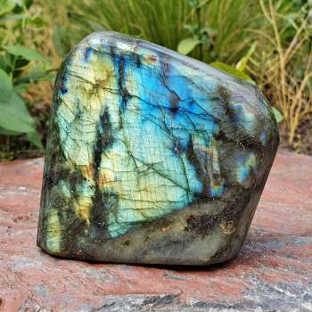 Labradorit Taşı Nedir? Labradorit Taşı Özellikleri Nelerdir?