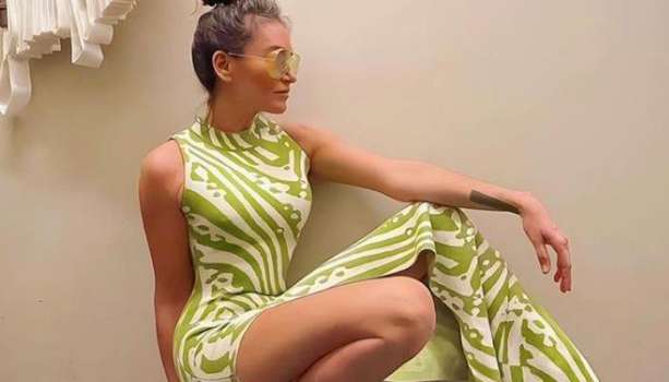 Melis Sezen'den Derin Bacak Dekoltesiyle Dans Etti