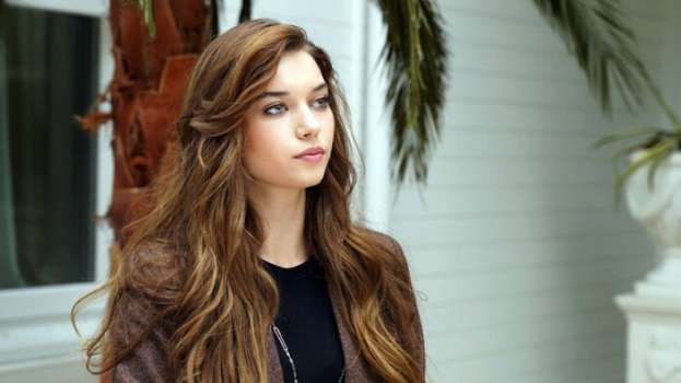 Oyuncu Afra Saraçoğlu Dergi Kapağına Poz Verdi