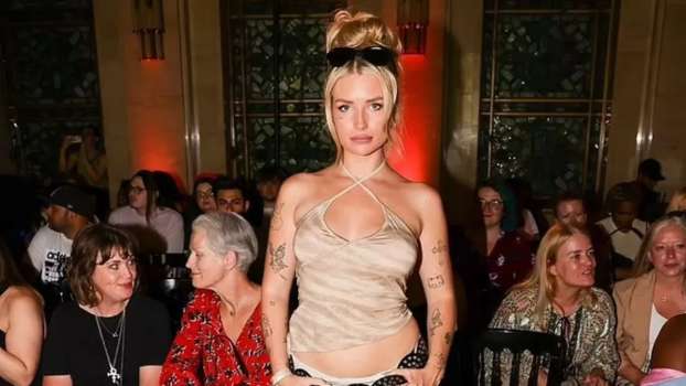 Ünlü Fenomen Lottie Moss Çıplak Bir Pozunu Daha Paylaştı