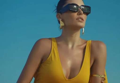 Ünlü Oyuncu Hande Erçel İtalya'dan Paylaşım Yapıyor