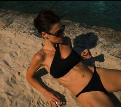 Ünlü Oyuncu Yüsra Geyik Bikinili Pozlarını Paylaştı