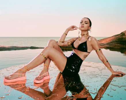 Ünlü Şarkıcı Anitta Kapalı Çarşıyı Gezdi!