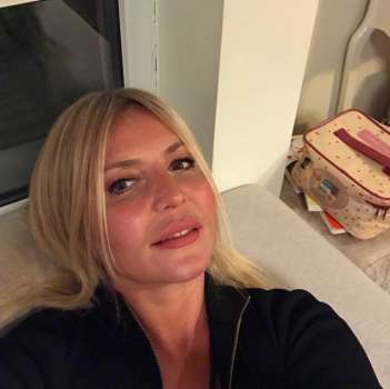 Ünlü Sunucu Seda Akgül Mayo'lu Pozlarını Paylaştı