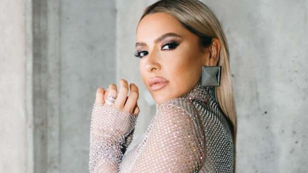 Hadise'den Derin Dekolteli Kostümle Sahneye Çıktı