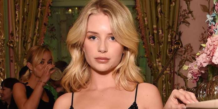 Lottie Moss Arkadaşının Göğüslerini Sergiledi