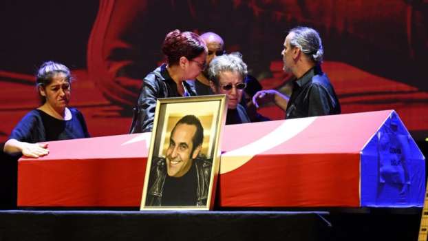 Özkan Uğur'a Veda Eden Eşi Aysun Aslan, Tek Bir Ricada Bulundu