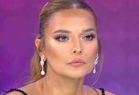 Şarkıcı Demet Akalın'dan Takipçisine Çirkin Cevap