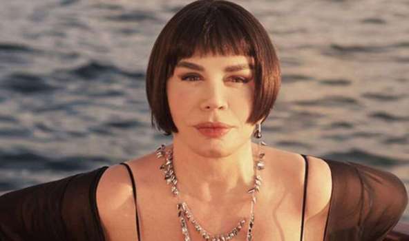 Sezen Aksu'nun Yalısına Girmeye Çalışan Kadın Tehditler Savurdu