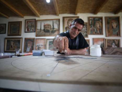 Taş Tozlarıyla Yaptığı Tablolar 16 Ülkede Sergileniyor