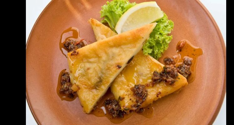 Yunan Mutfağının Altın Renginde Kızarmış Lezzeti Saganaki Nedir ve Nasıl Yapılır?