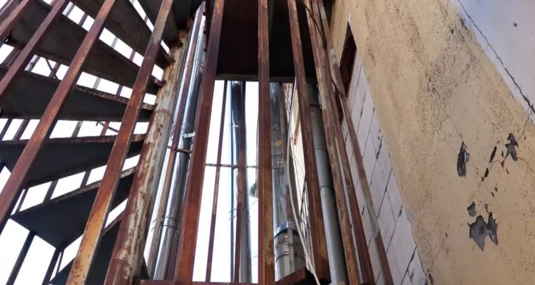 Bakırköy’de Skandal: Yangın Merdiveni Tuğlalarla Kapatıldı!