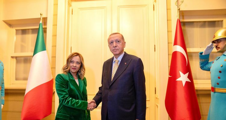 Erdoğan’dan Giorgia Meloni’ye: “Sigarayı Bıraktırmam Lazım!”