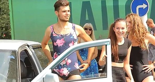 Rusya’da Bikiniyle Gelene Bedava Benzin Kampanyası Olay Oldu