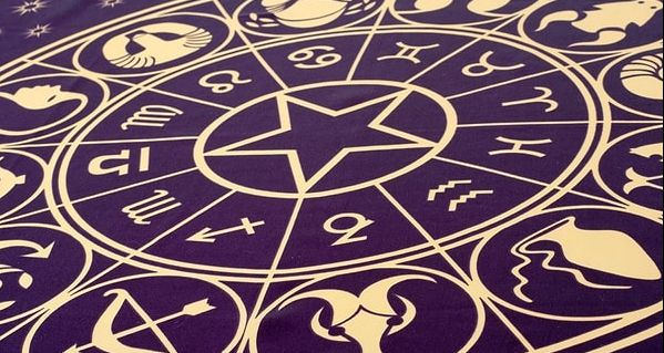 Astrolojide 11. Ev Neyi Temsil Eder? Burçlara Ve Gezegenlere Göre Anlamı