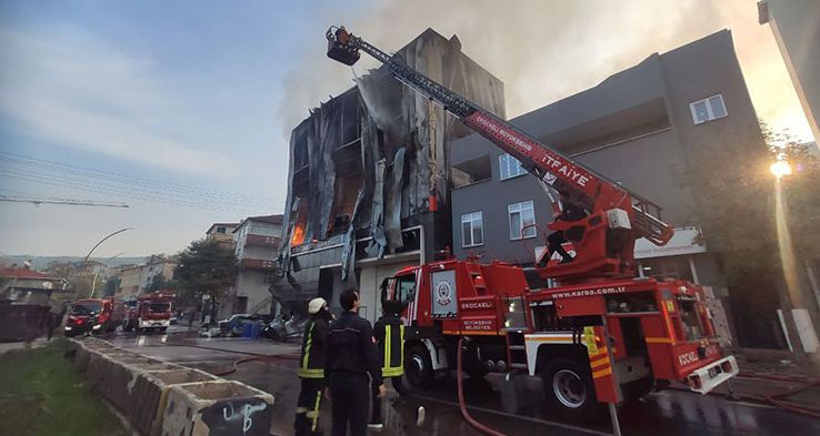 Kocaeli’de Parfüm Fabrikasında Büyük Yangın! 6 Kişi Hayatını Kaybetti