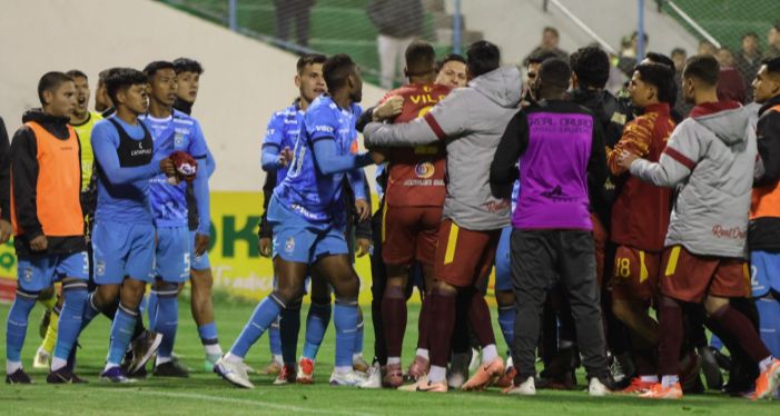 Real Oruro – Blooming Maçı: 17 Kırmızı Kart Çıktı