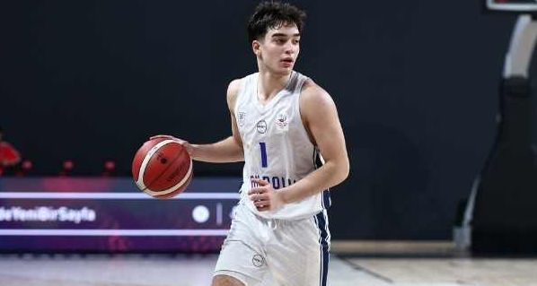 Rüzgar Fenemen: Anadolu Efes’in Genç Yıldızı EuroLeague Sahnesinde