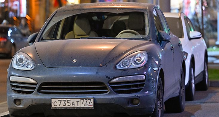 Rusya’da Porsche Şoku: Yüzlerce Araç Kendini Kilitledi!