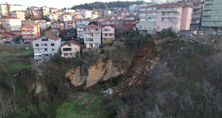 Üsküdar Küplüce’de Heyelan! Toprak Kayması Sonrası Binalar Boşaltıldı