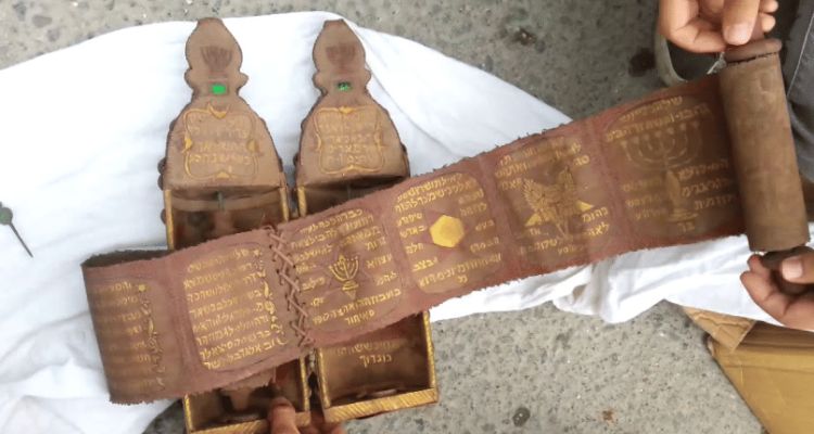 İstanbul’da Altın Yazmalı 1200 Yıllık Tevrat Ele Geçirildi!