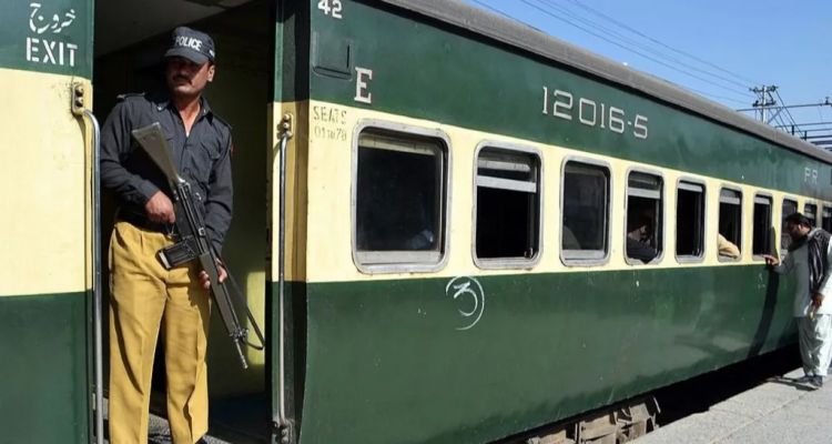 Pakistan’da Silahlı Saldırı: Balochistan’da Tren Kaçırıldı, Yolcular Rehin Alındı