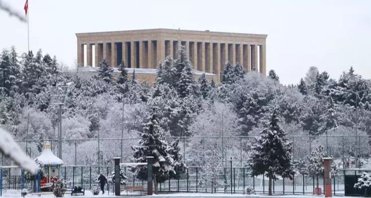 Ankara Kar Yağışıyla Beyaza Büründü: Okullar Tatil Edildi