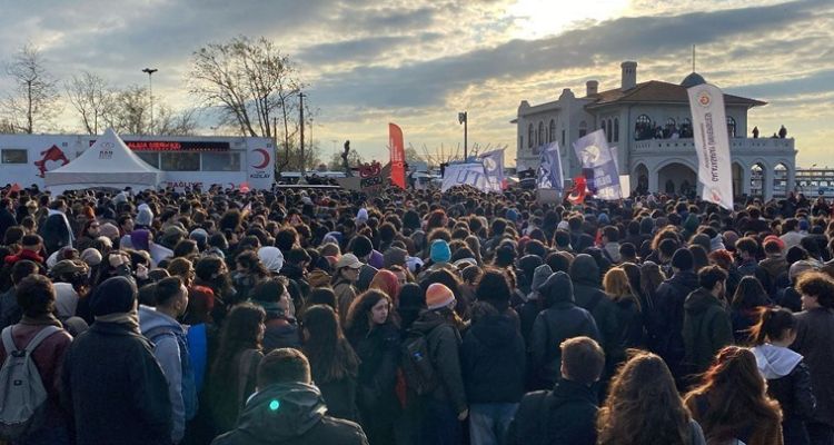 Kadıköy'de Öğrencilerden Tutuklamalara Karşı Dayanışma Sahnesi
