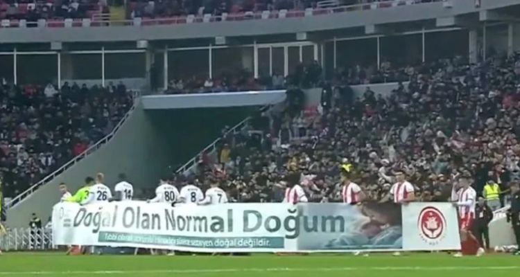 Sivasspor’un Pankartı Tepki Çekti: Kadınlardan Normal Doğum Mesajına Sert Yanıt