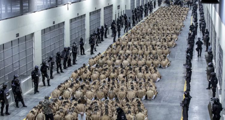 El Salvador’daki CECOT Hapishanesi: MS 13 ve Barrio 18 Çetelerine Karşı Sert Terörle Mücadele