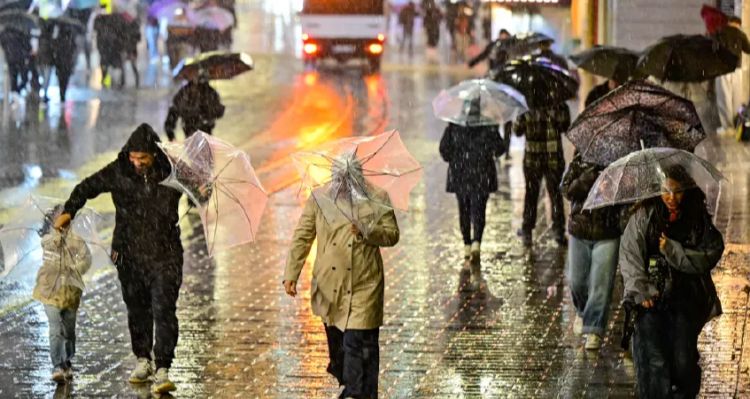 İstanbul'da Okullar Yarın da Tatil mi? 16 Ekim Kararı!