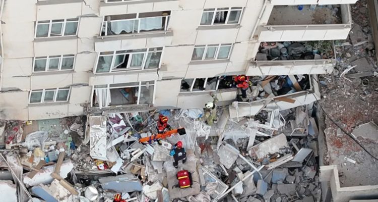 Maltepe'de 7 Katlı Binanın İlk 3 Katında Çökme! Vefat Haberi