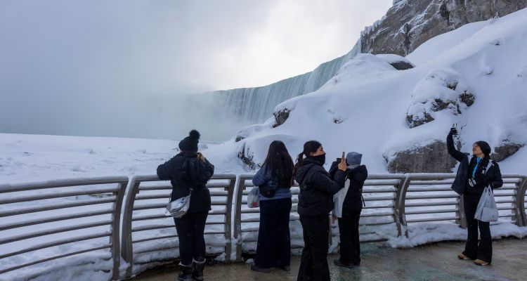 Donan Niagara Şelalesi Turist Akınına Uğradı