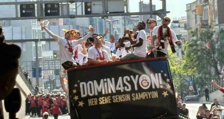 Galatasaray Kutlama Turu Üst Geçit Paniği İle Sarsıldı!