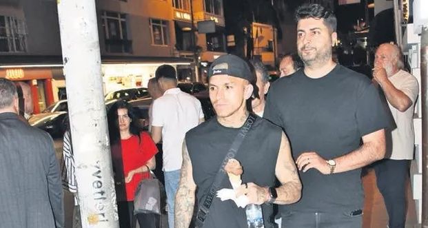 Bebek'te Görüntülenen Lucas Torreira'nın Yanındaki Koruma Dikkat Çekti