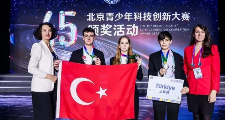 İzmirli Üç Öğrenci Yapay Zeka ile Femur Kırığı Teşhisinde Dünya 2'ncisi Oldu