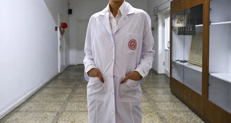 MEB Öğretmen Önlüğü İçin Standartları Belirledi: Rengi, Kumaşı ve Modeli